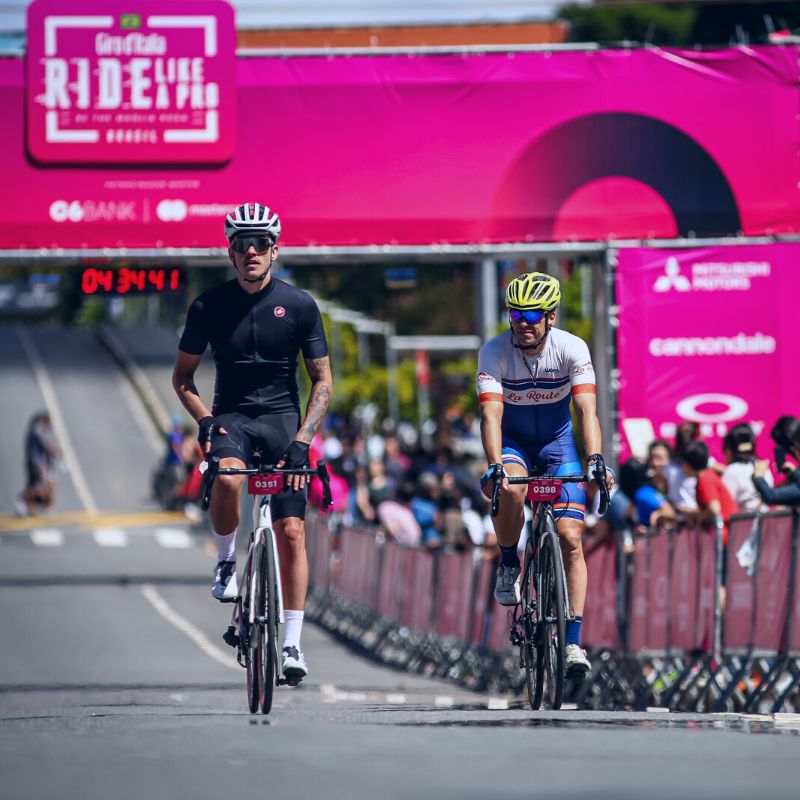 Ciclistas em uma competição de ciclismo de estrada, representando o pacote Giro D'Italia na Pousada Família D'Biagy em Campos do Jordão.