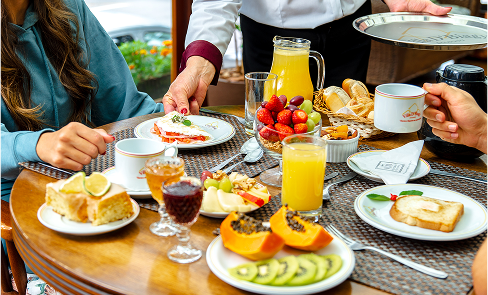 Imagem da mesa de café da manhã das pousadas de Familia Dbiagy