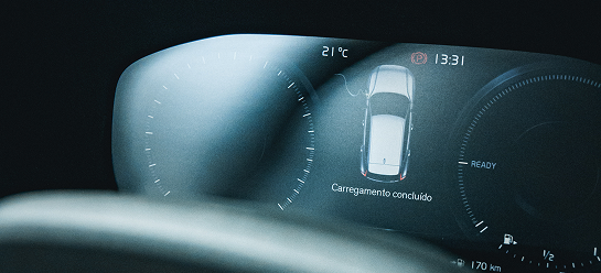 Painel do carro elétrico mostrando carregamento