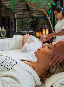 Pessoa recebendo massagem relaxante em ambiente tranquilo da sala de massagem da Pousada D'Biagy Premium