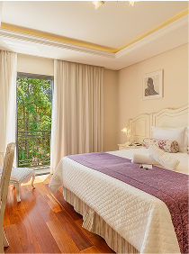 Interior da Pousada D'Biagy Premium com decoração em estilo provençal, cores claras e ambiente acolhedor