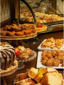 Variedade de doces e bolachas no chá da tarde da Pousada D'Biagy Raízes