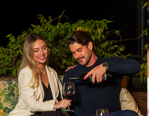 Casal sorridente desfrutando de uma experiência exclusiva na Pousada Família D'Biagy, simbolizando as vantagens para membros.