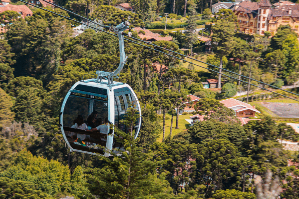 Vista do teleférico sobre Vila Capivari em um dia frio e ensolarado em Campos do Jordão.
